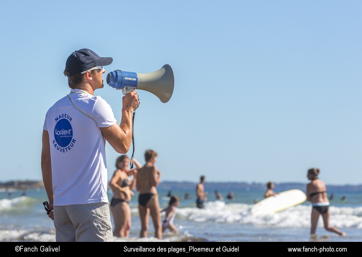 Surveillance des plages. Sauveteurs en mer. Plage du Loch à Ploemeur