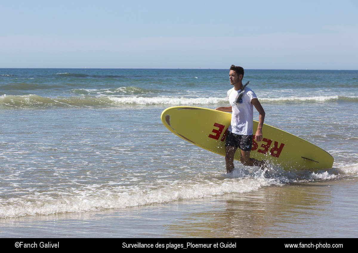 Surveillance des plages. Sauveteurs en mer. Plage du Loch à Ploemeur