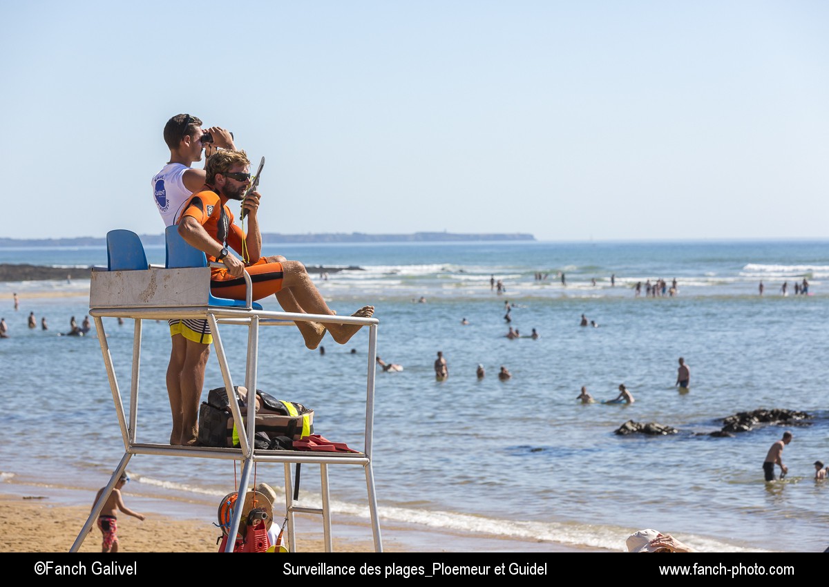 Surveillance des plages. Sauveteurs en mer. Plage de la Falaise à Guidel