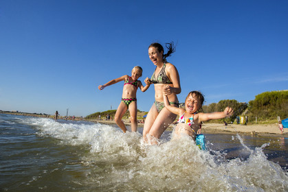 Children on the beach of fort-blocked, Ploemeur (56)