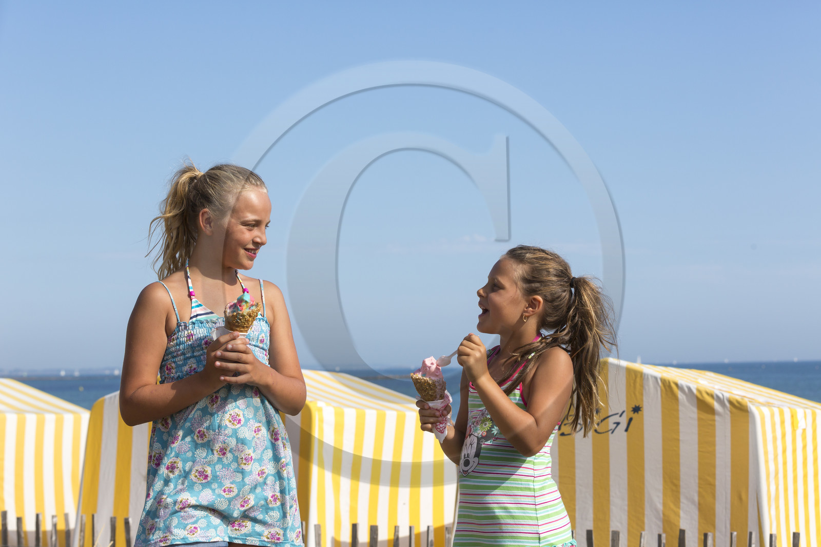 Enfants devant la plage