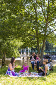 Picnic with family on the banks of the Blavet (56)
