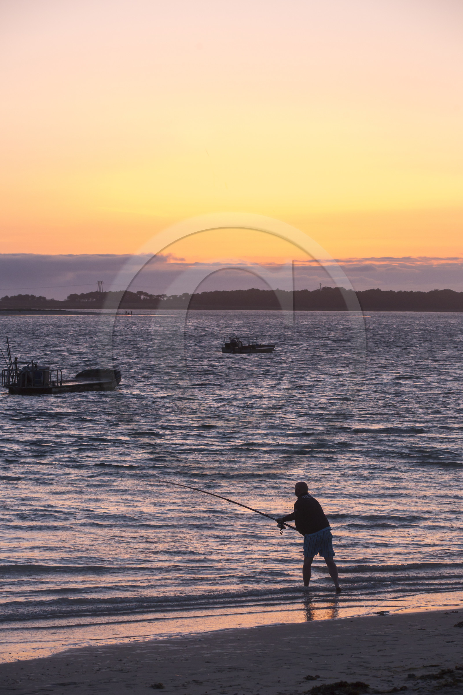 Pêcheur à proximité de la pointe du Pô à Carnac