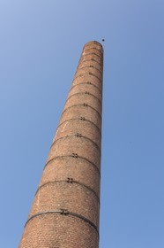 Cheminée de l' ancienne distillerie de Plancoët.