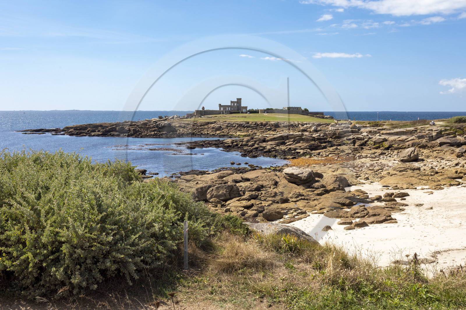 La pointe de Trévignon et son château vu depuis la plage de Trez Cao à Trégunc _ Finistère