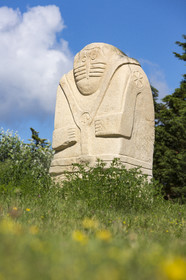 Sculpture of the dune people _ Gavres