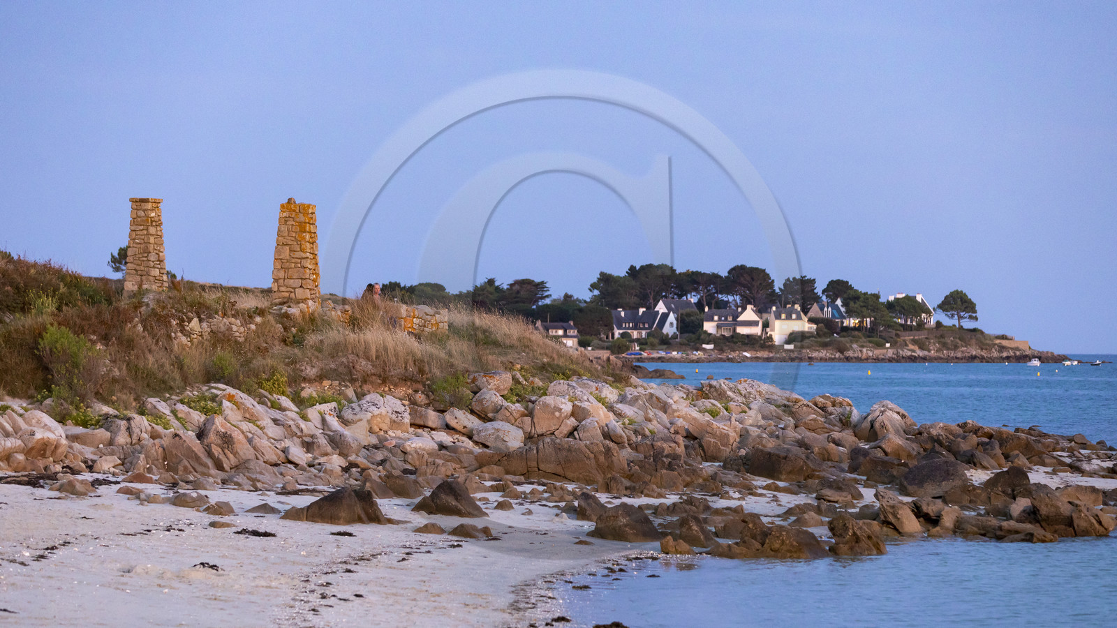Cheminées le long du chemin litoral. Carnac