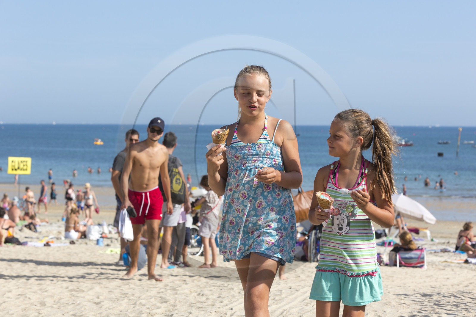 Enfants devant la plage