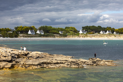Fisherman on the tip of Kerjean in the town of Trégunc. In the background, the beach of Kersidan.