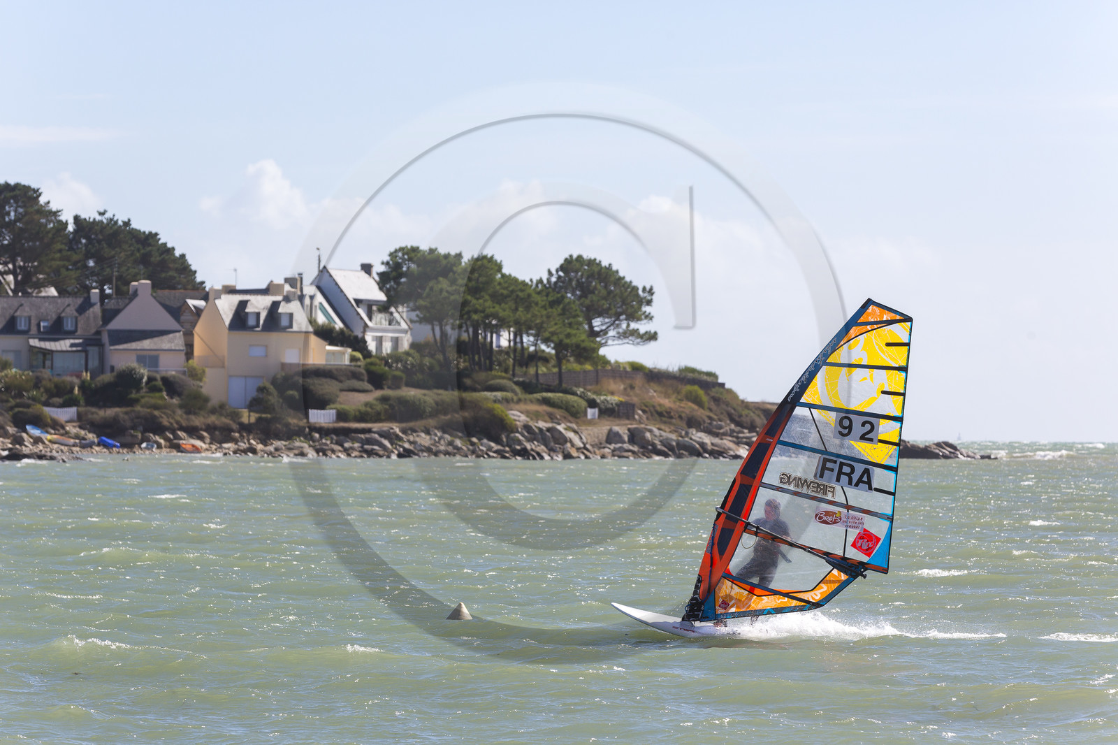 Funboard devant la plage de Saint-Colomban à Carnac Funboard devant la plage de Saint-Colomban à Carnac