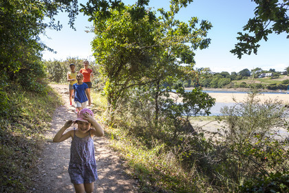 Family walk along the Laïta in Guidel