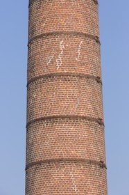 Cheminée de l' ancienne distillerie de Plancoët.