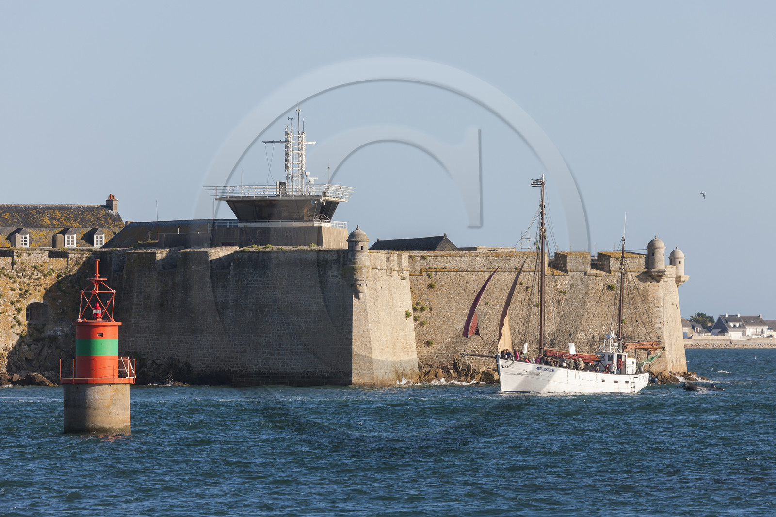 Rade de Lorient. Vue sur Port-Louis depuis Larmor-Plage.