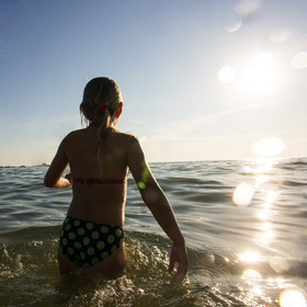 Children on the beach of fort-blocked, Ploemeur (56)