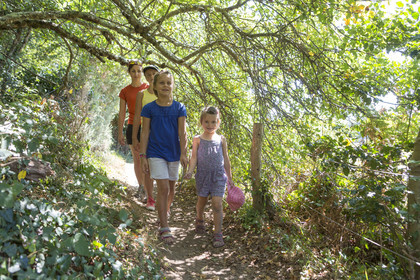 Family walk along the Laïta in Guidel