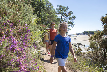 Family walk along the Laïta in Guidel