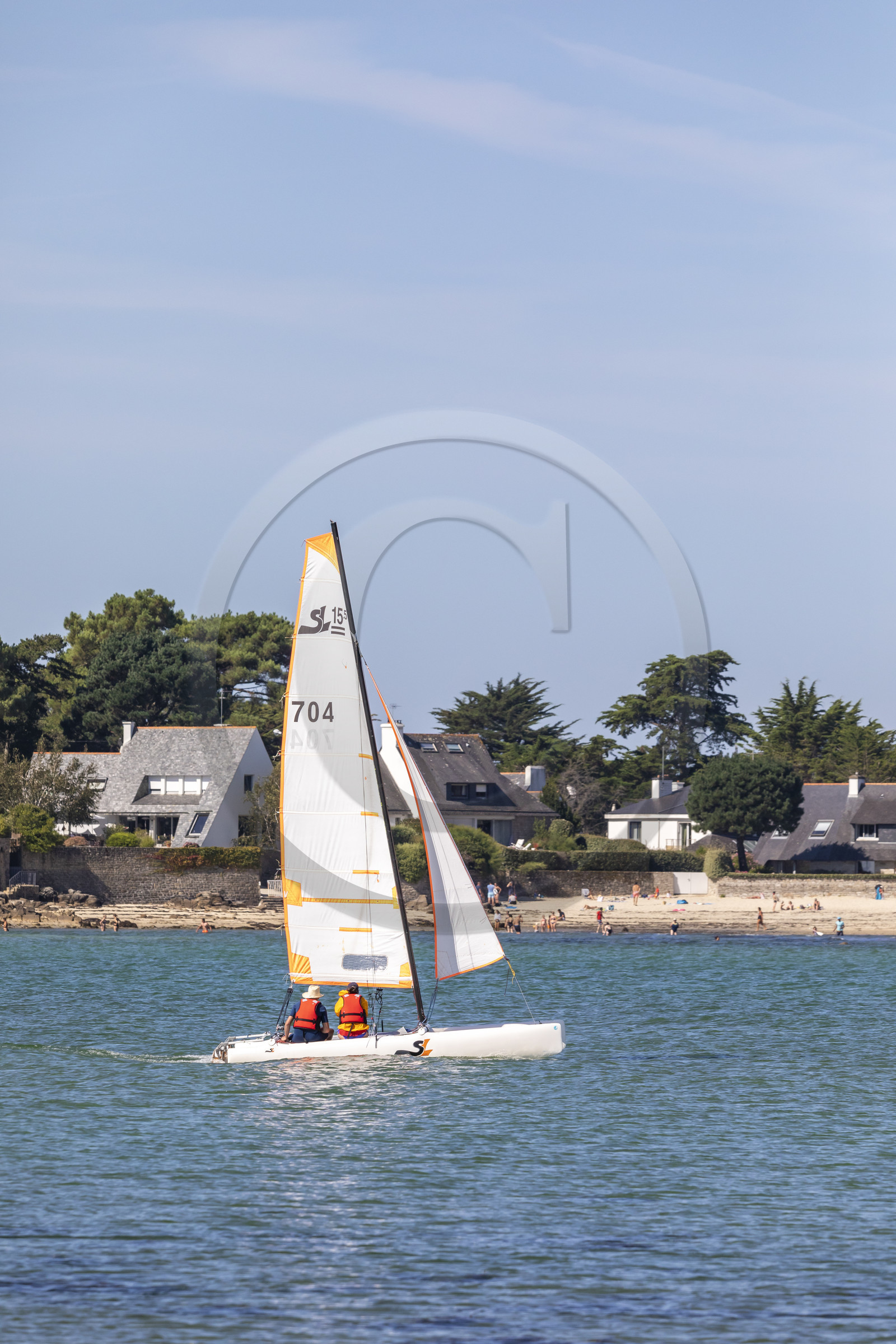 Catamaran devant la plade de Beaumer à Carnac