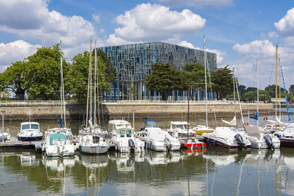 Le Port de Lorient et la maison de l'Agglomération en arrière -plan
