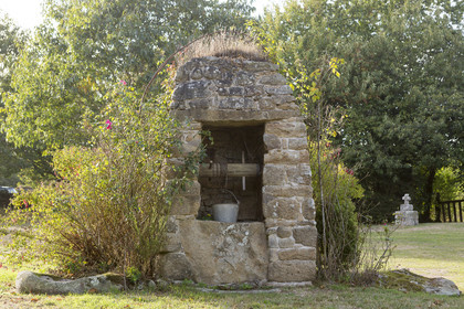 Puit devant la chapelle Notre Dame de la croix dans le village de Kergroix à Carnac
