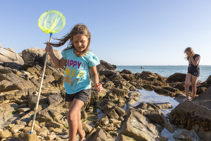 Enfant jouant dans les rochers à Carnac