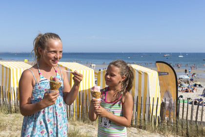 Enfants devant la plage