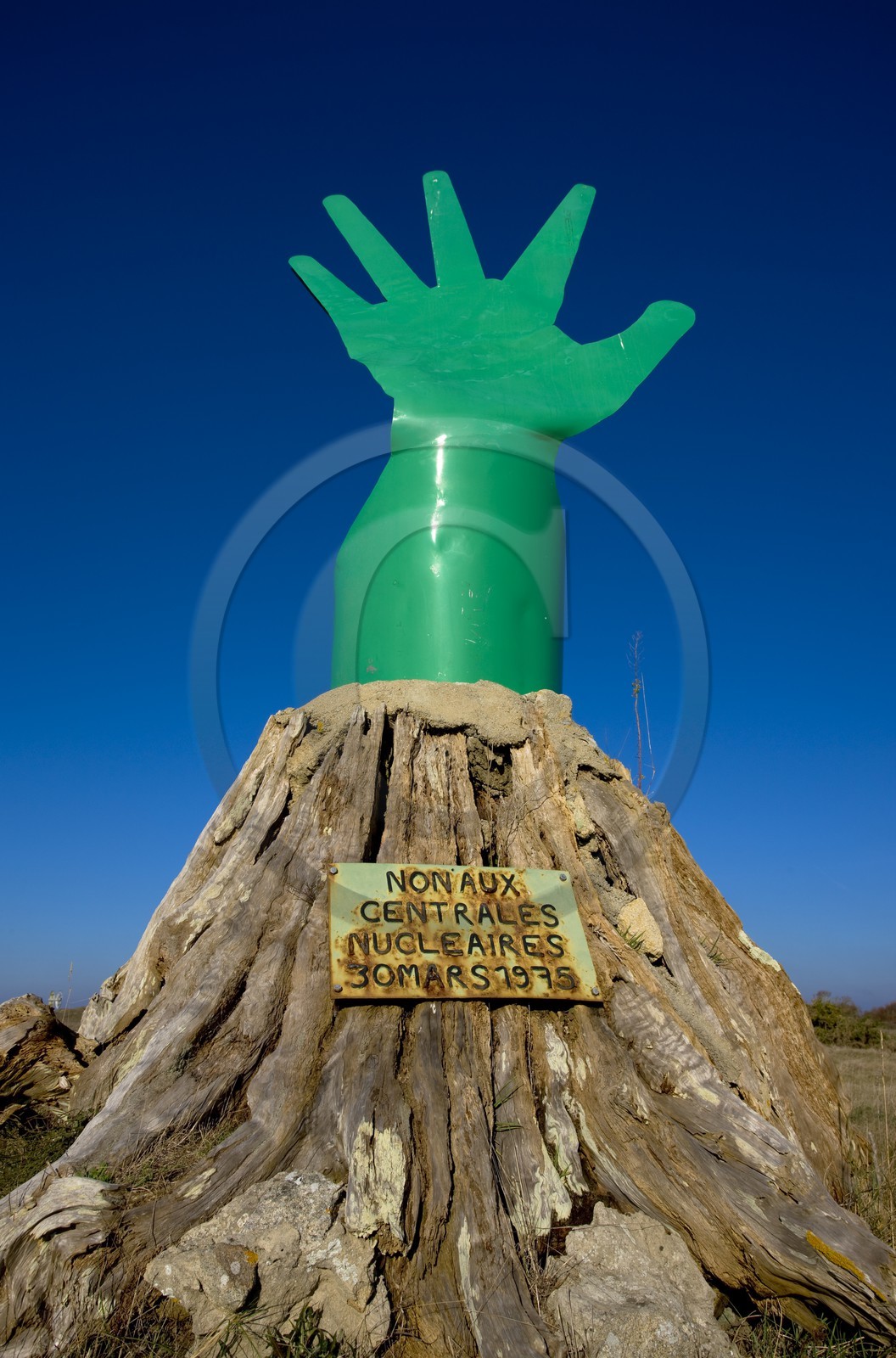 La main verte est le symbole de l'importante mobilisation citoyenne de 1975 qui mis en échec le projet de construction d'une centrale nuclèaire à Erdeven_Morbihan