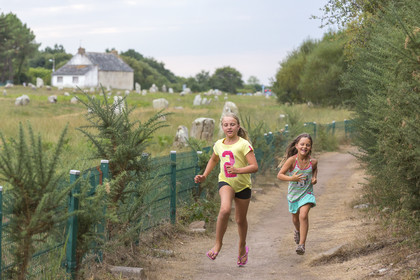 Sentier le long des alignements du Ménec à Carnac.