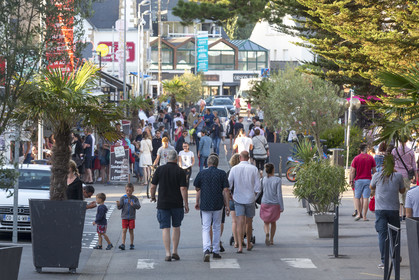 rue commerçante de Carnac plage