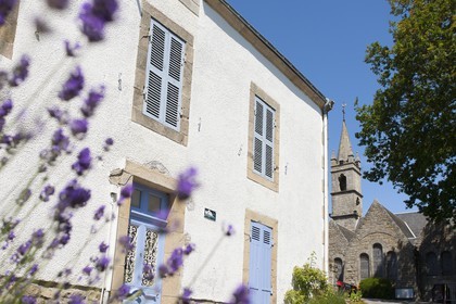 Maison fleurie dans le bourg de la Trinite sur Mer ( 56 ).