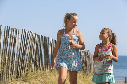 Enfants devant la plage