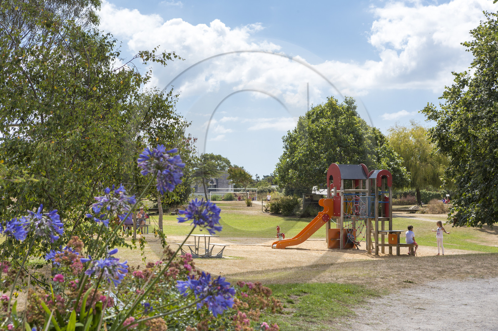 Parc avec une aire de jeu à Carnac