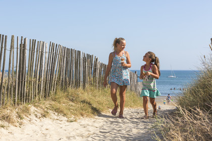 Enfants devant la plage