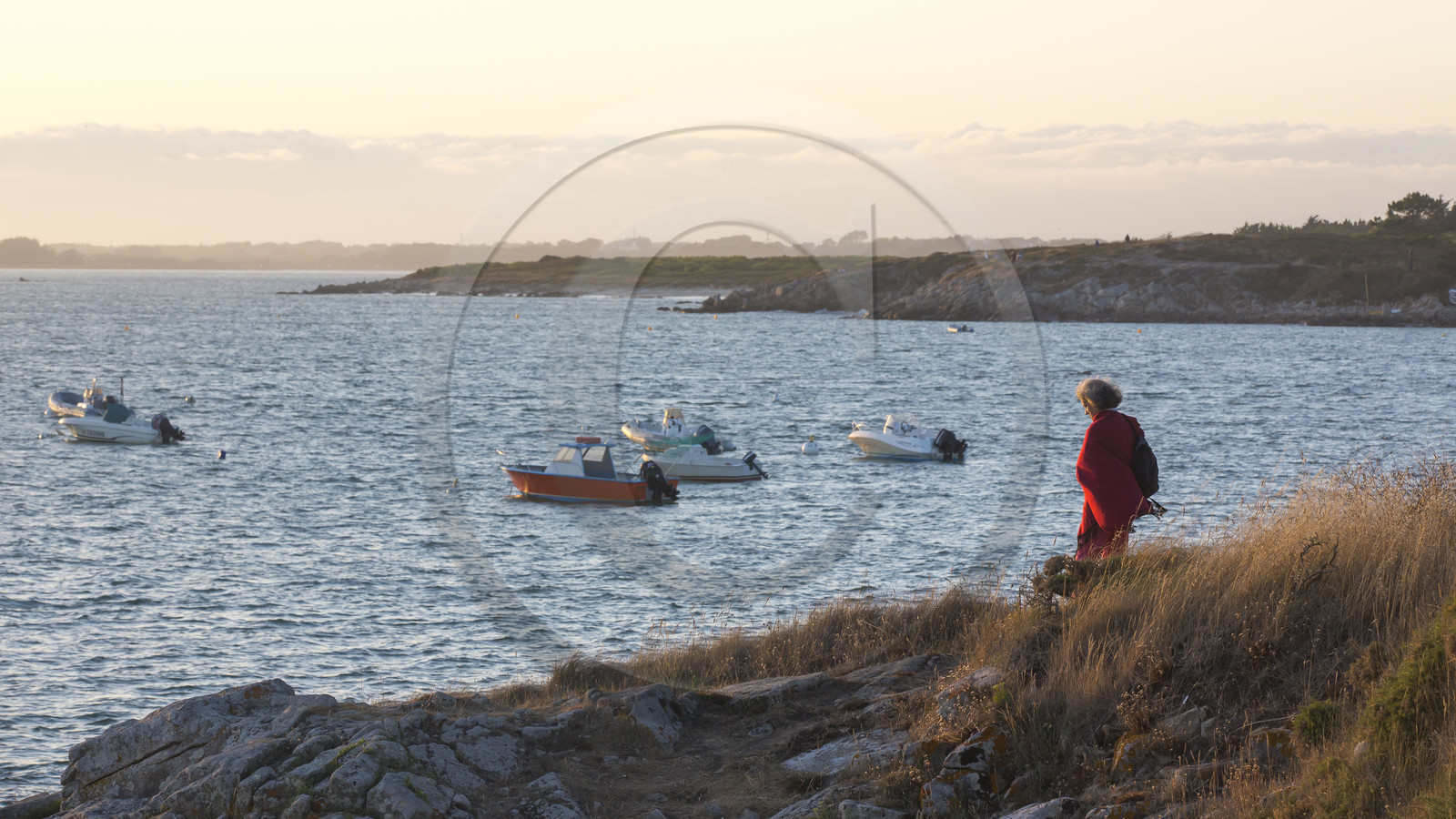 Promenade au coucher du soleil le long d'un sentier littoral à Carnac
